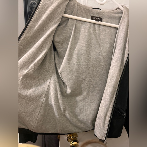 Mint condition leather jacket with a hoodie like inside - Picture 12 of 12